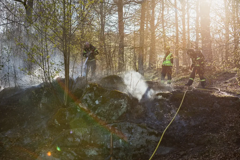 Brand i terräng nedanför Stadsparken