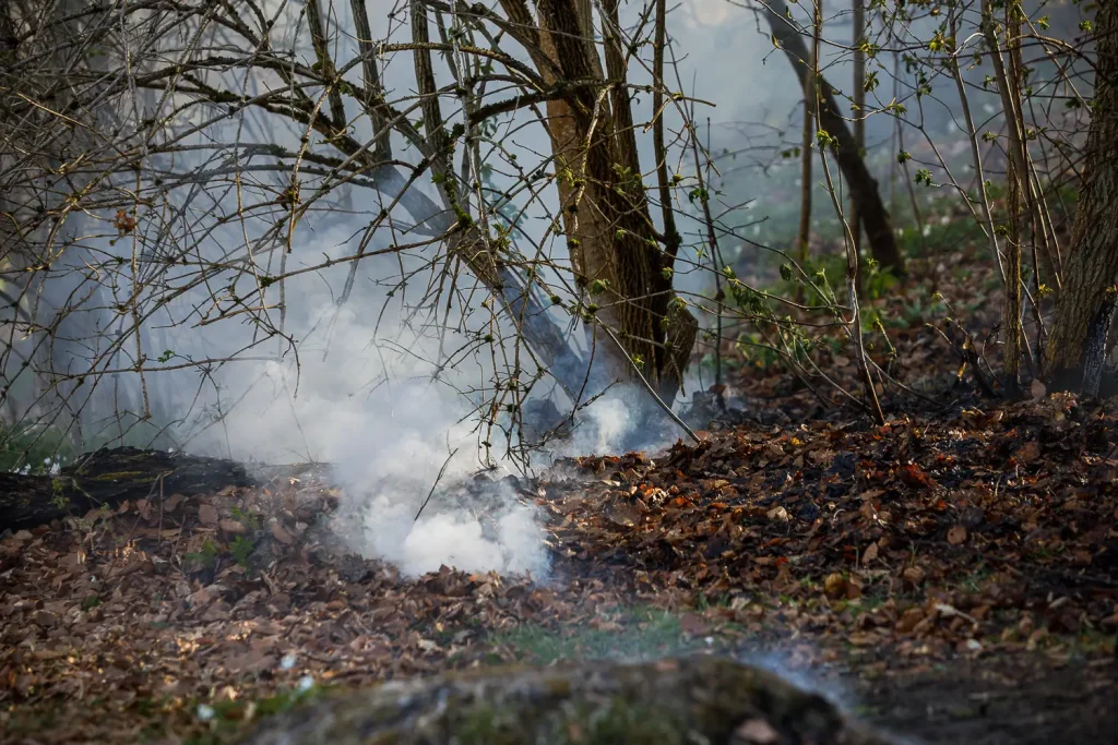 Brand i terräng nedanför Stadsparken