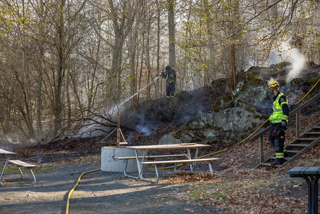 Brand i terräng nedanför Stadsparken