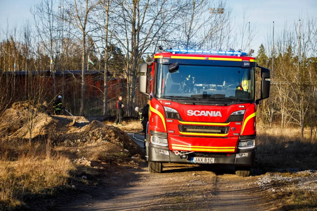 Räddningstjänsten vid gräsbrand vid Havsörnsgatan