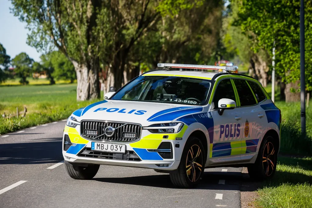 Polis vid en allvarlig trafikolycka utanför Gränna där en personbil kört in i ett träd och börjat brinna.