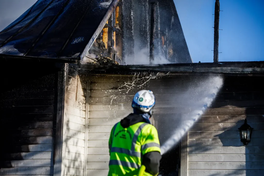 Villa övertänd i kraftig brand