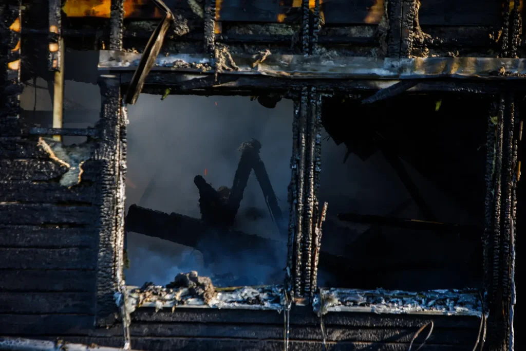 Villa övertänd i kraftig brand