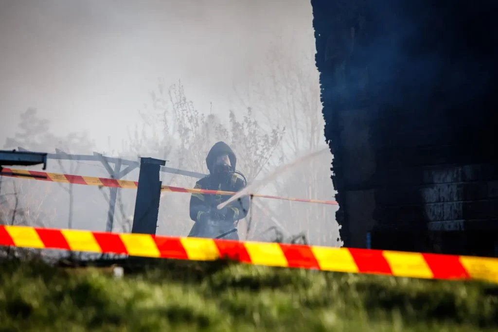 Räddningstjänst bekämpar villabrand