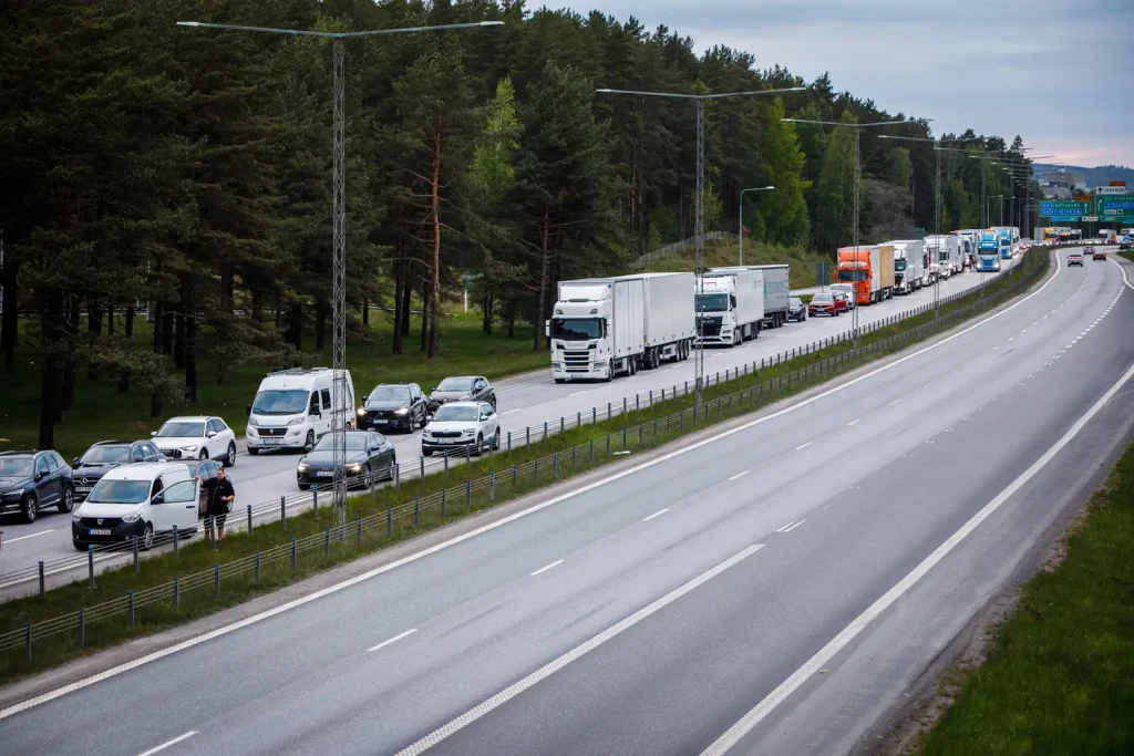 Köer på E4 nära Råslätt i Jönköping efter lastbilsbrand under tisdagskvällen.