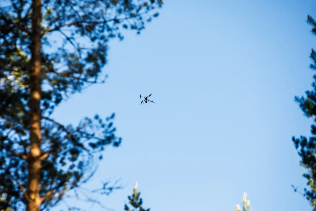 Polisens drönare i luften vid olycksplatsen på riksväg 30