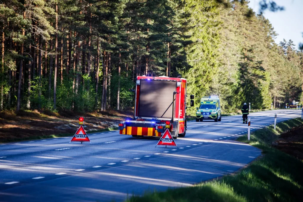 Avstängd riksväg 30 efter allvarlig trafikolycka, räddningstjänstens TMA-bil på plats