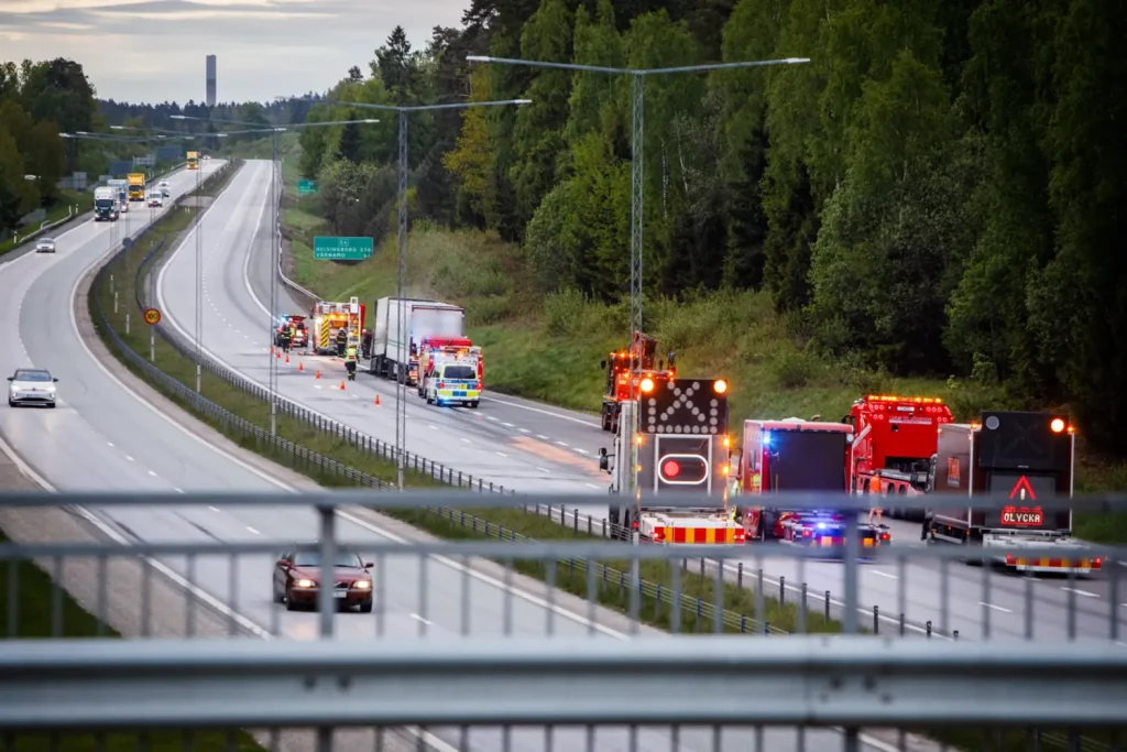 Brinnande lastbil på E4 vid Råslätt i Jönköping på tisdagskvällen.
