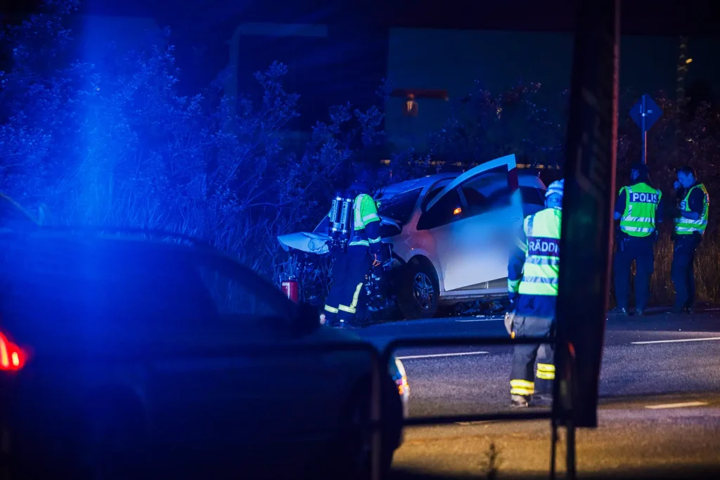Singelolycka på Grännavägen i Huskvarna där en bil kört av vägen och kolliderat med en stolpe.