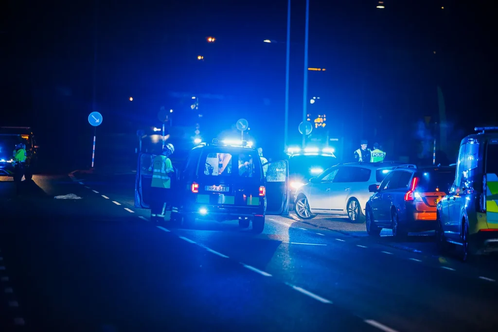 Polis, ambulans och räddningstjänst vid en singelolycka på Grännavägen i Huskvarna där en bil kört av vägen och kolliderat med en stolpe.