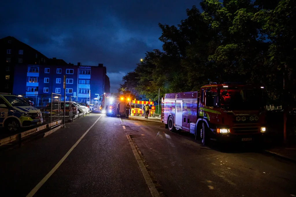 Räddningstjänst vid en bilbrand på Öster i Jönköping