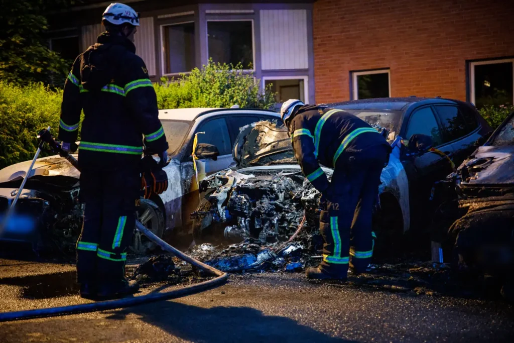 Bilbrand på en parkeringsplats vid Föreningsgatan i Jönköping där tre personbilar skadades i branden.