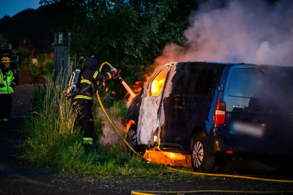 Räddningstjänsten släcker en skåpbil som brinner kraftigt på en parkering vid Herkulesvägen i Jönköping