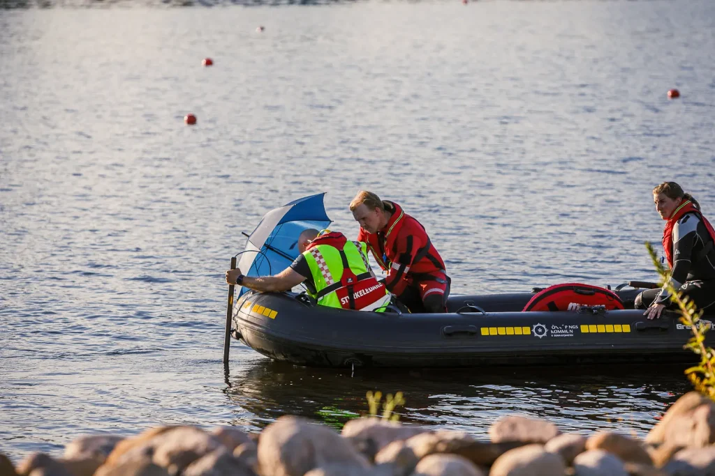 Räddningstjänsten söker med båt vid södra Munksjön i Jönköping