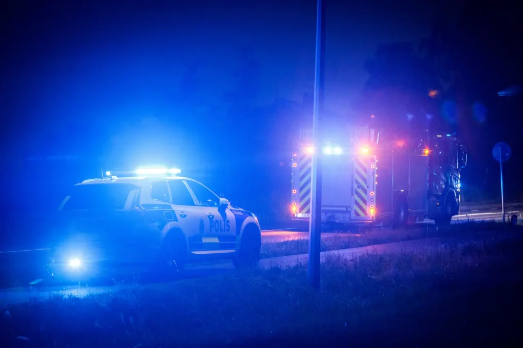Räddningstjänst och polis på plats vid en singelolycka på Skärstadsvägen där en bil voltat och blivit liggande på taket.