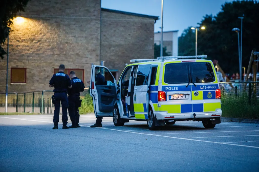 Polis på plats på Brinellgatan i Nässjö efter att en pojke i 15-årsåldern rånats och skadats med ett vasst tillhygge.
