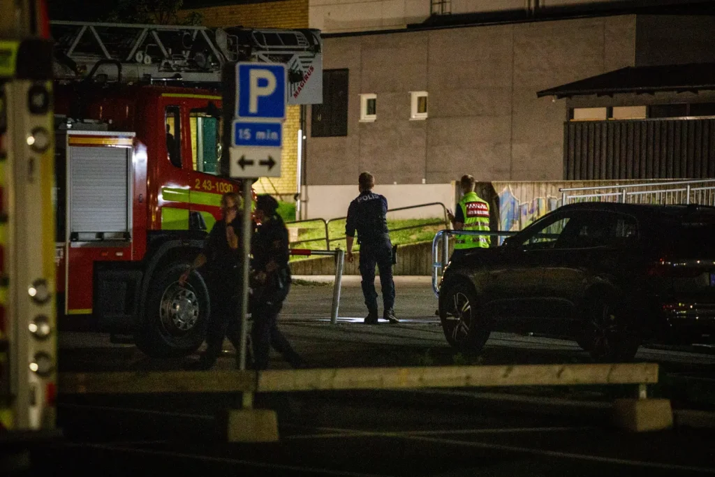 Räddningstjänst och polis vid Ekhagsskolan efter larm om en befarad explosion.