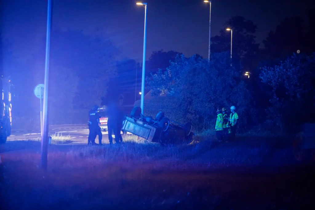 Bil på taket efter singelolycka på Skärstadsvägen