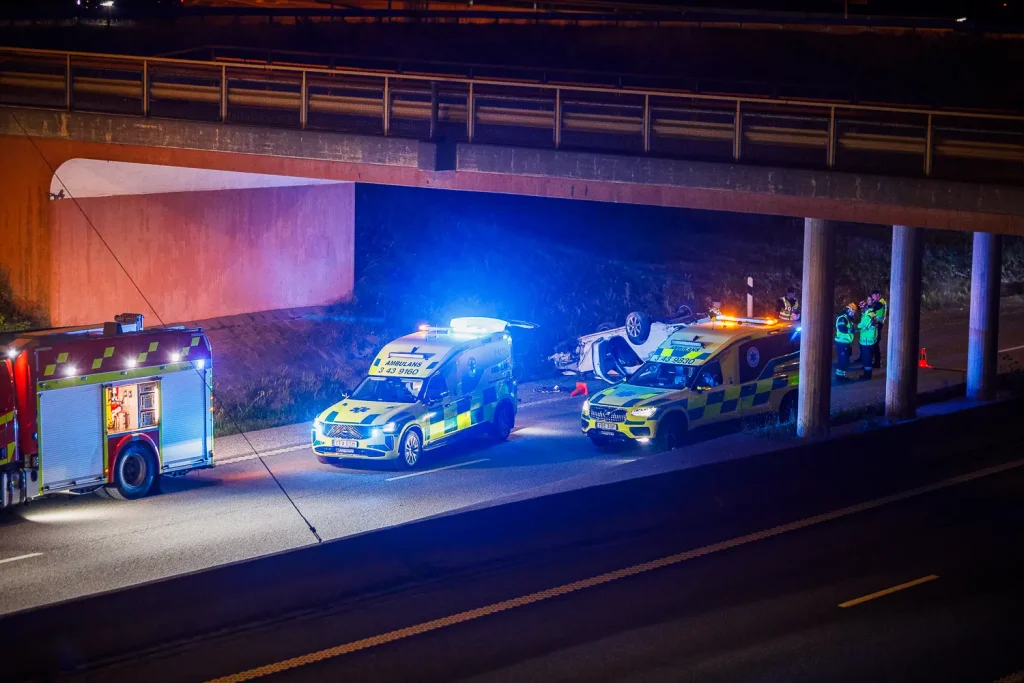 Ambulanser på plats efter singelolycka på E4 vid Ekhagen i Jönköping.