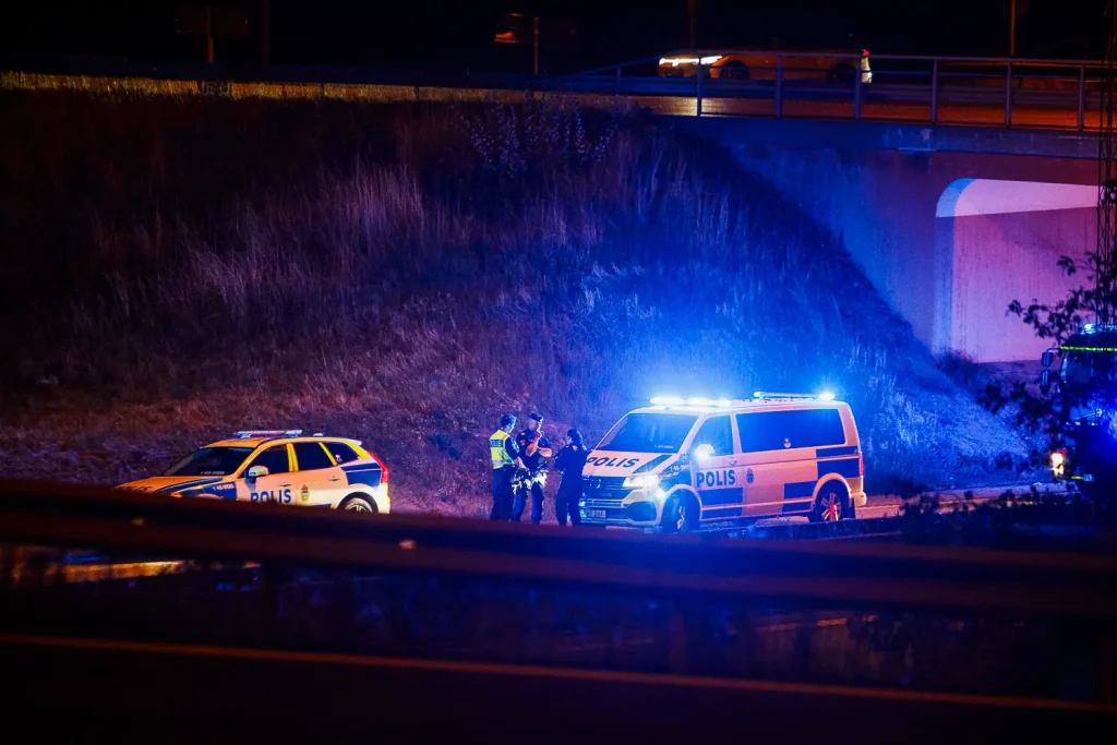 Polis på plats efter en biljakt som slutade i en krasch på E4 vid Ekhagen i Jönköping.