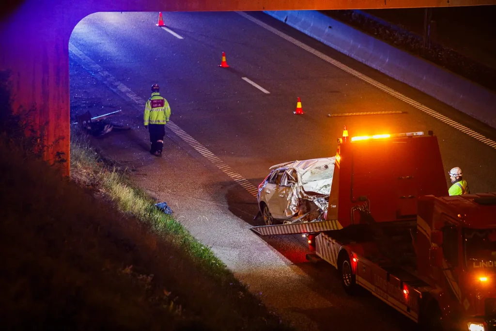 Demolerad bil efter trafikolycka på E4 vid Ekhagen.
