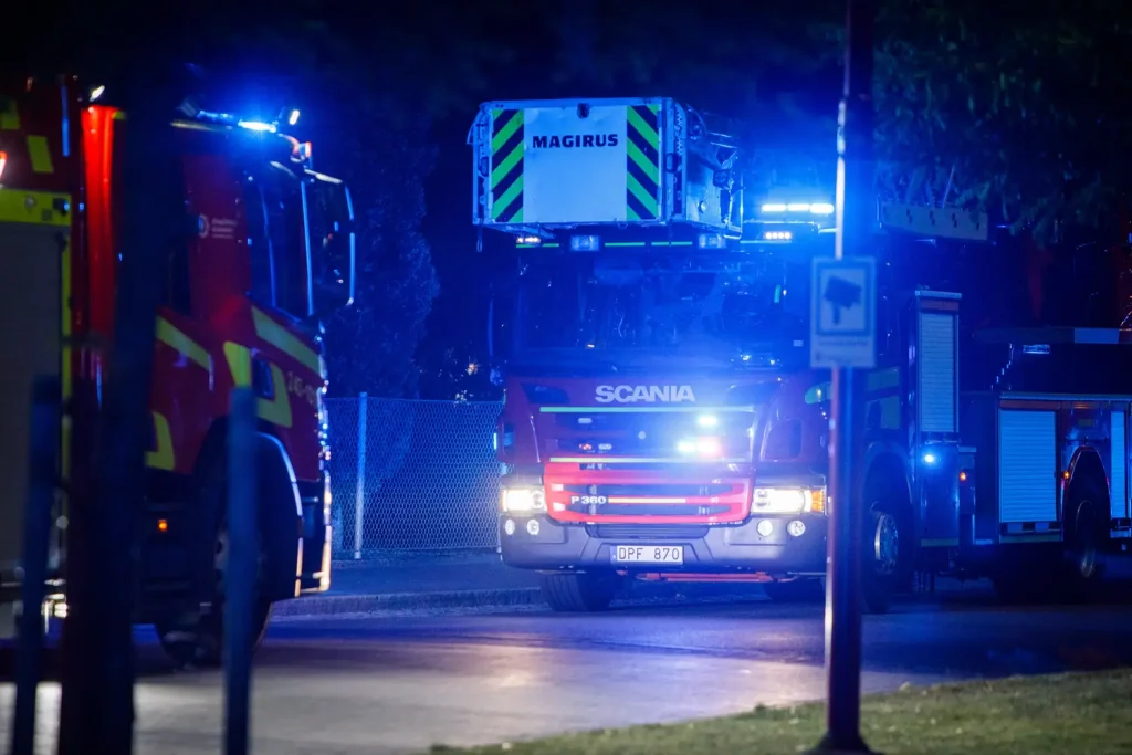 Räddningstjänst på plats vid en lägenhetsbrand i centrala Huskvarna.