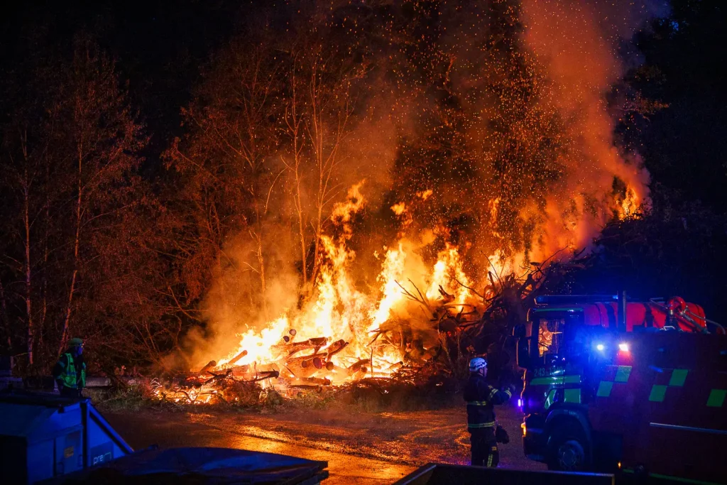 Rishög i full brand vid Skogskyrkogården