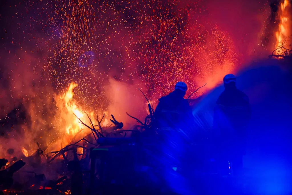 Rishög i full brand vid Skogskyrkogården