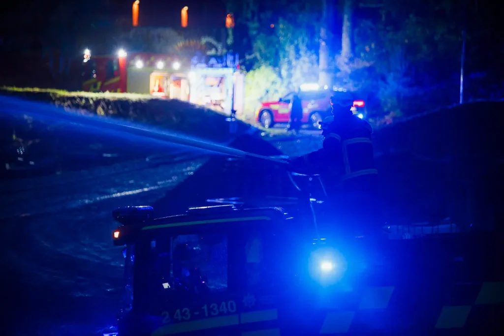 Räddningstjänsten vid brand i rishög vid Skogskyrkogården