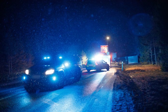 Lastbilsolycka på riksväg 30 orsakade stopp i båda körriktningarna.