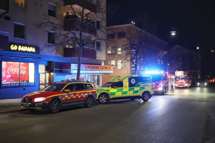 Räddningstjänst och ambulans på larm om röklukt på Brunnsgatan