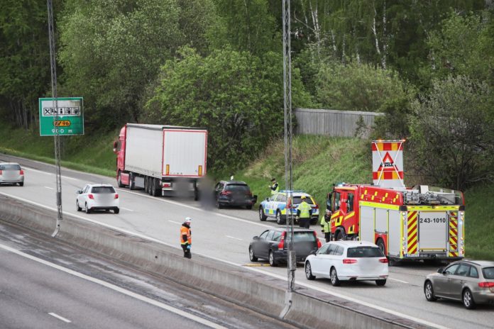 Personbil kolliderade med lastbil