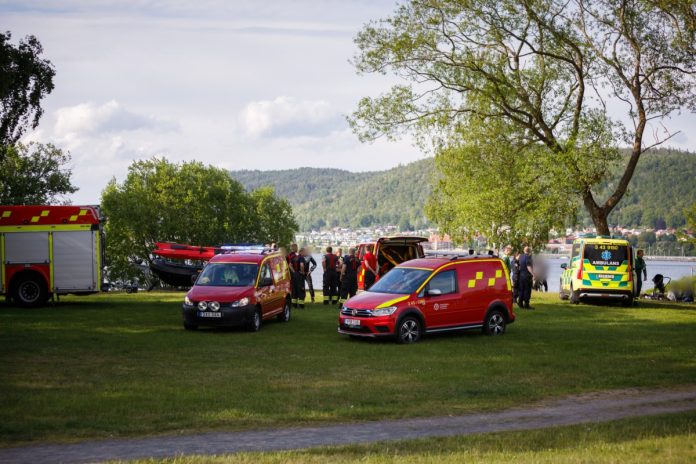 räddningstjänst, ambulans och polis vid Oset i Huskvarna. Nödställda barn i gummibåt på Vättern.