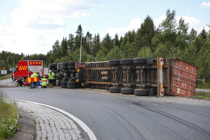 Lastbil välte i rondell