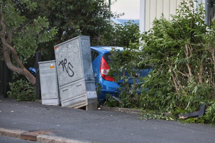 Personbil körde in i trädgård
