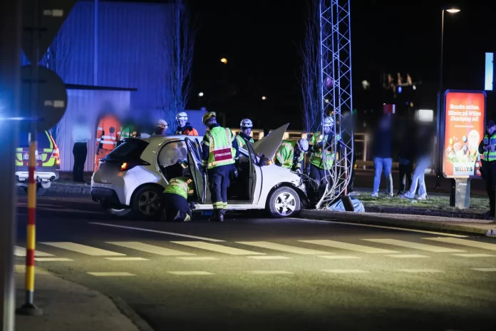Körde in i stolpe på Östra Strandgatan