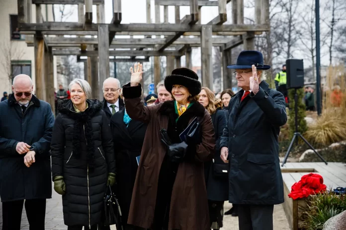 H.M.K. Carl XVI Gustaf och Drottningen på deras officiella länsbesök. Besöket var en del av firandet av kungens 50-årsjubileum på tronen och 500-årsminnet av Gustav Vasas val till Sveriges konung.