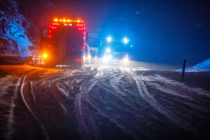 Lastbil och personbil frontalkrockade på länsväg 931 mellan Öggestorp och Tenhult