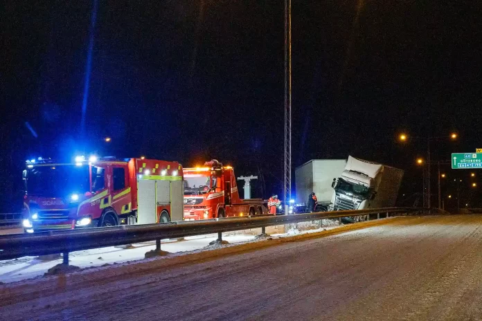 Lastbilsolycka på E4 vid trafikplats Ljungarum