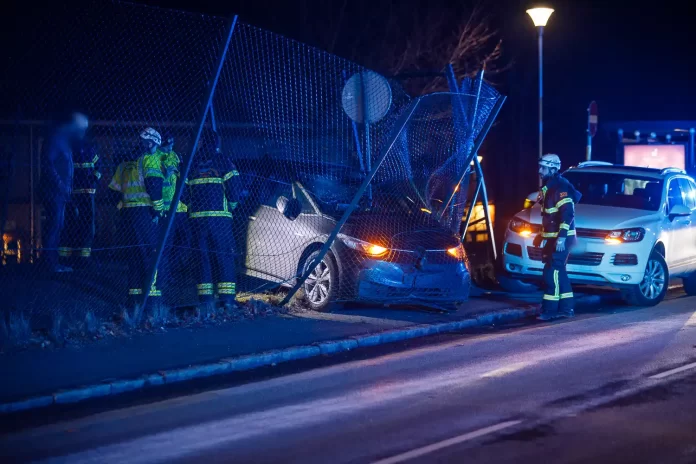 Singelolycka på Norrängen - körde in i stängsel
