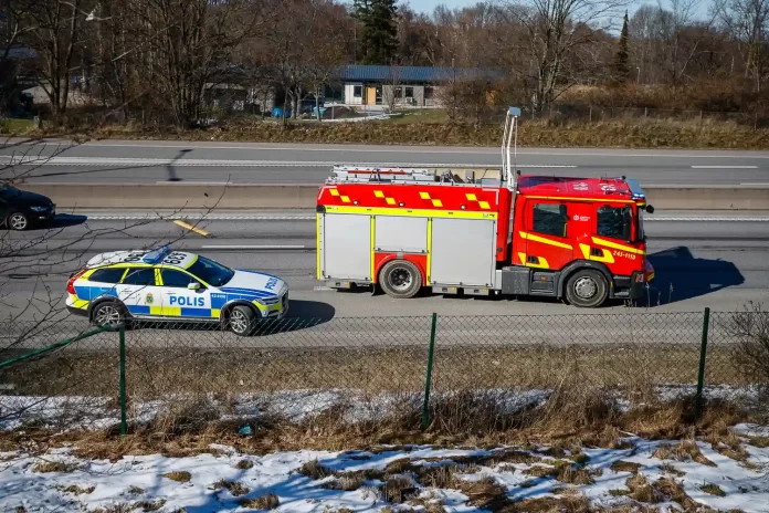 polis och räddningstjänst, lastbil och personbil i trafikolycka på E4