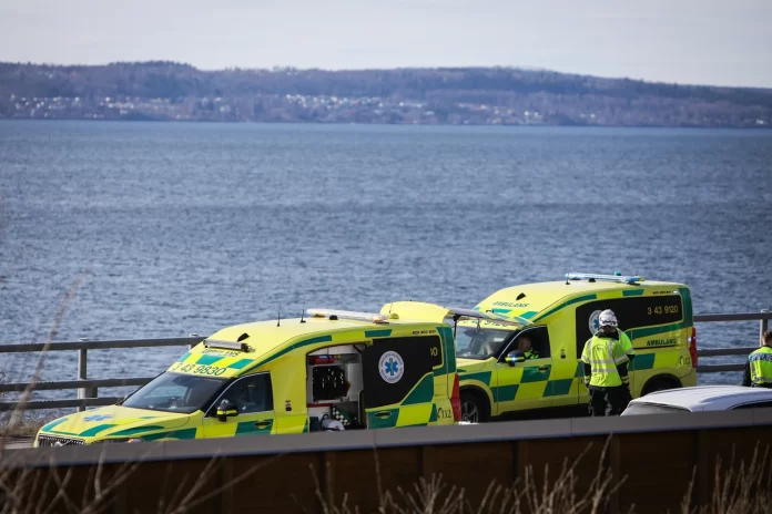 Ambulans, två bilar i trafikolycka på E4