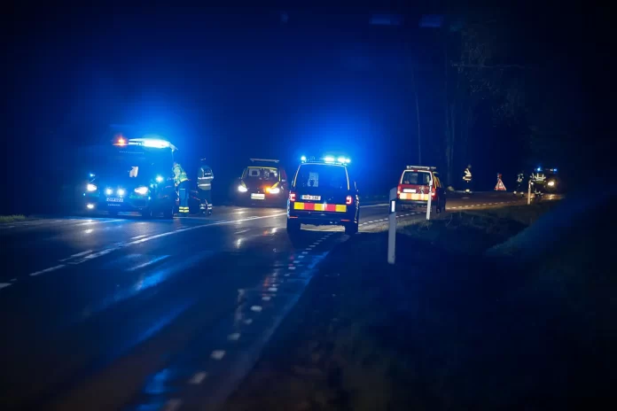 ambulans och räddningstjänsten utryckning på viltolycka. Bil krockade med älg utanför Huskvarna.