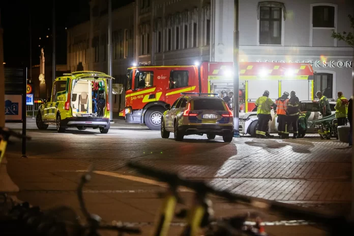 Bil krockade med stolpe vid Juneporten