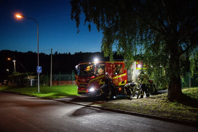 Utryckning till brand i container vid koloniområde.