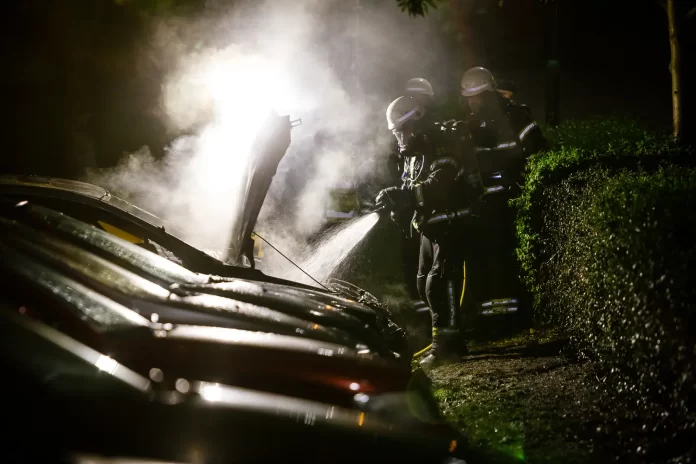 Bil i brand på parkering