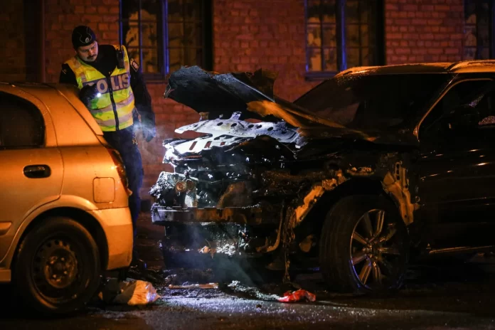 Bil exploderade och fattade eld