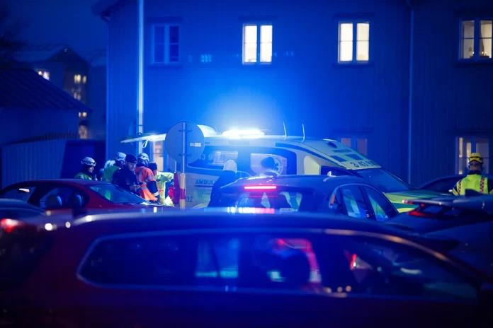 Buss och bil i krock på Östra Strandgatan