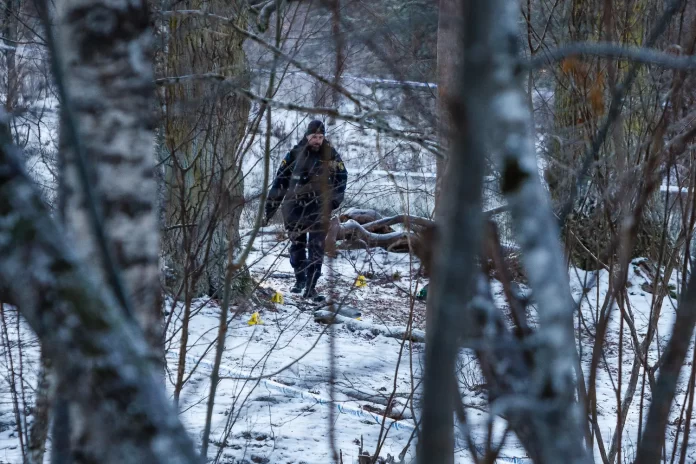 Kriminaltekniker i skogsområdet vid Kungsängen.