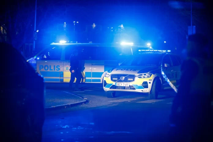Polis på plats efter att två personer hittades döda efter en lägenhetsbrand i Nässjö, händelsen utreds som mord.